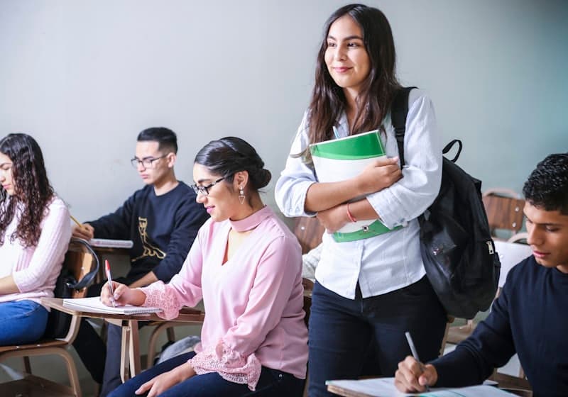 Sinh viên trong lớp học đang ghi chép bài